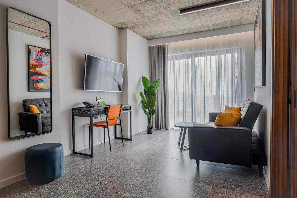TV a/nebo společenská místnost v ubytování Grands Suites Hotel Residences and Spa
