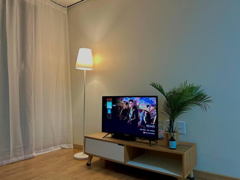 TV a/nebo společenská místnost v ubytování Raon house