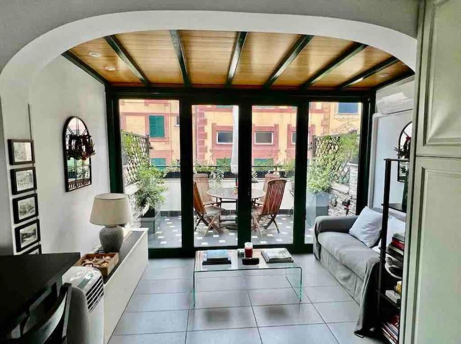 - un salon avec un canapé et une table dans l'établissement Casa Oh! Rapallo, à Rapallo