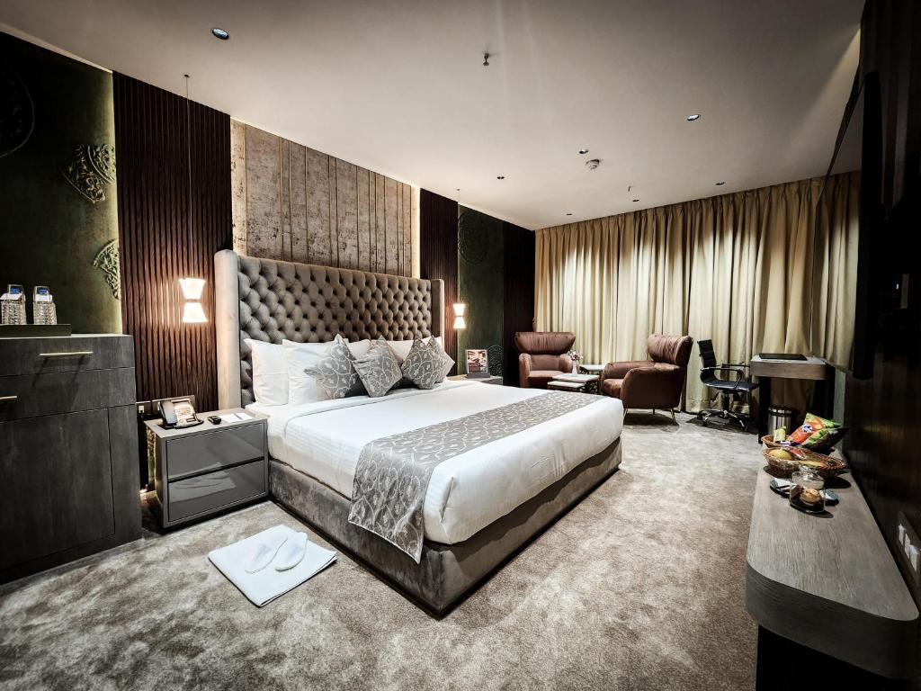 een hotelkamer met een groot bed en een bureau bij Morvee Hotels Durgapur in Durgapur