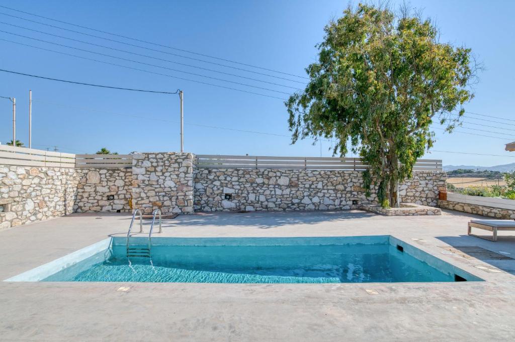 Bazén v ubytování villa paradisia private swimming pool and jacuzzi nebo v jeho okolí