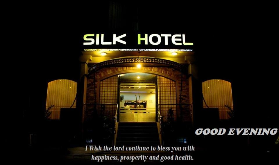 費薩拉巴德的住宿－silk.hotel，一座建筑,上面有读丝绸的标志