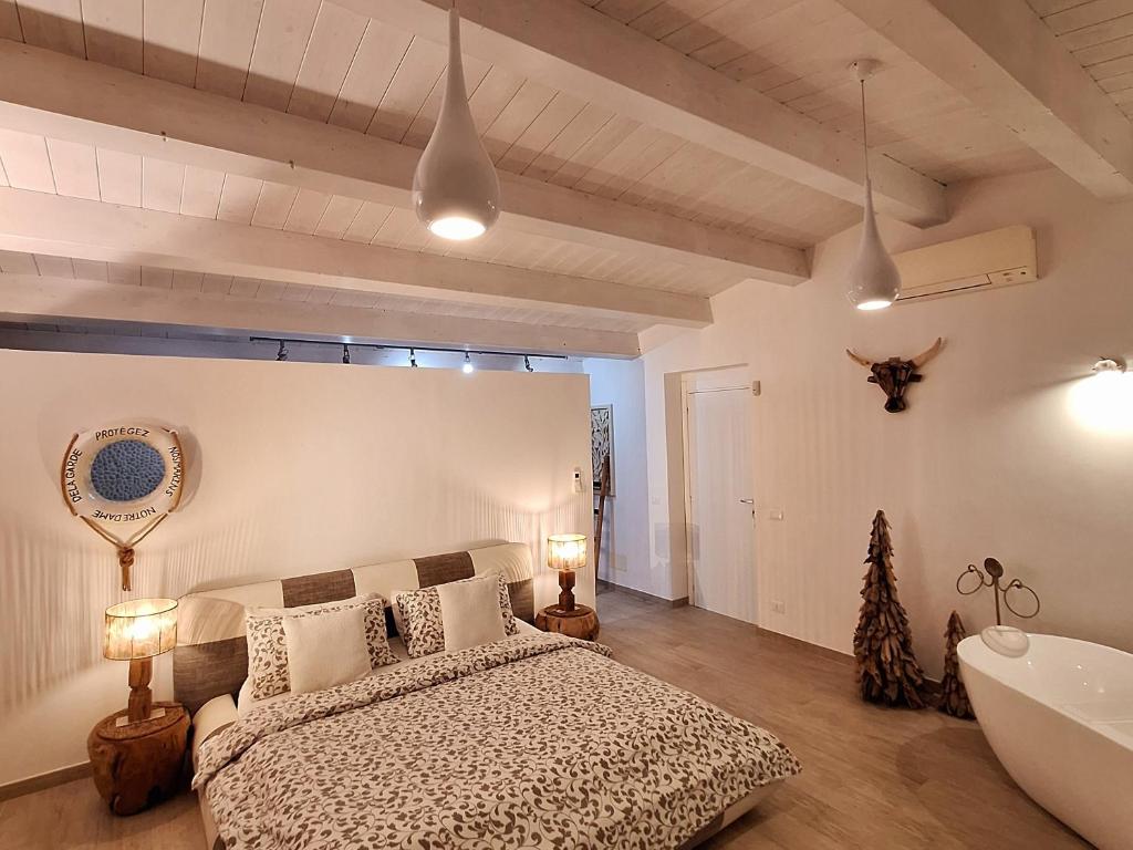 波拉聖喬凡尼的住宿－VILLA G&G CALABRIA，卧室配有床和浴缸