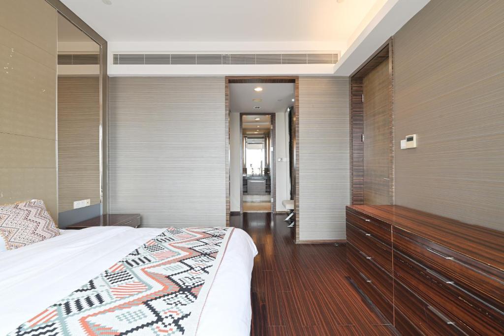 Postel nebo postele na pokoji v ubytování Snug Gaokong Jiangjing Hotel