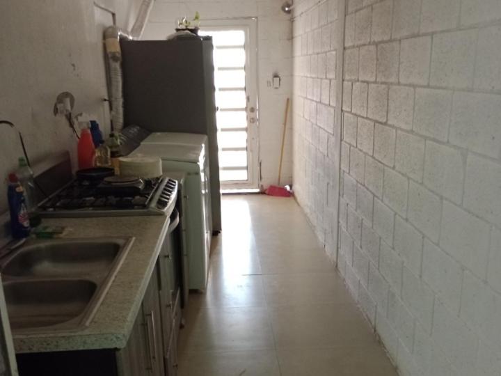 een keuken met een wastafel en een fornuis top oven bij Apartamento Puente del Zorro in Ciudad Juárez