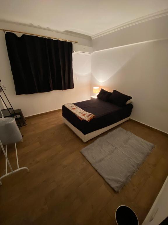 Ένα ή περισσότερα κρεβάτια σε δωμάτιο στο Cozy Room with AC near madinty in Shorouk City in an apartment