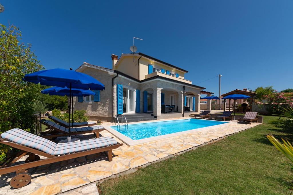 Villa con piscina y casa en Vila Monika, en Nova Vas