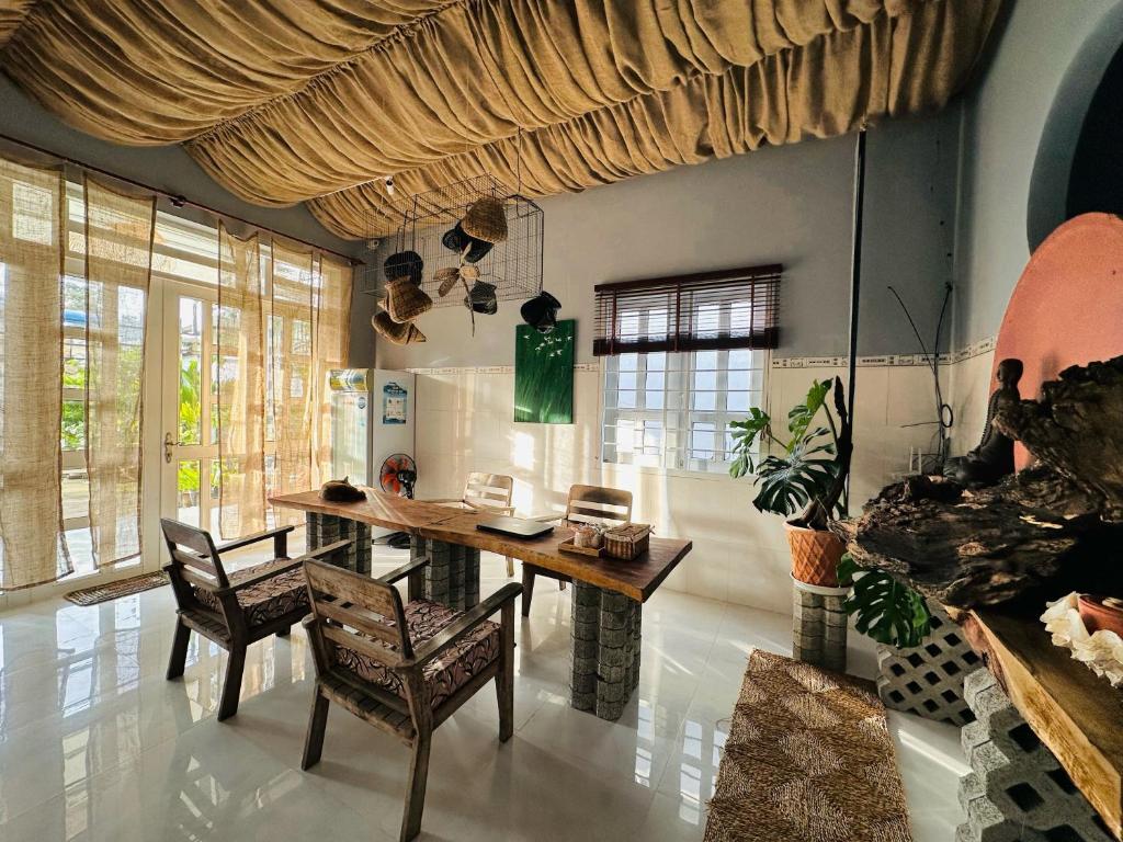 una sala da pranzo con tavolo e sedie in legno di Chang's Hideaway homestay ConDao a Con Dao