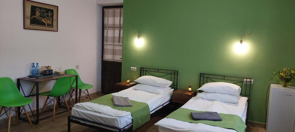 Postel nebo postele na pokoji v ubytování Blur Inn Gallery