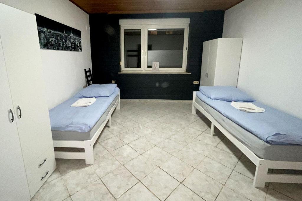 2 camas individuais num quarto com uma janela em Apartment in Neu-Ulm em Neu-Ulm