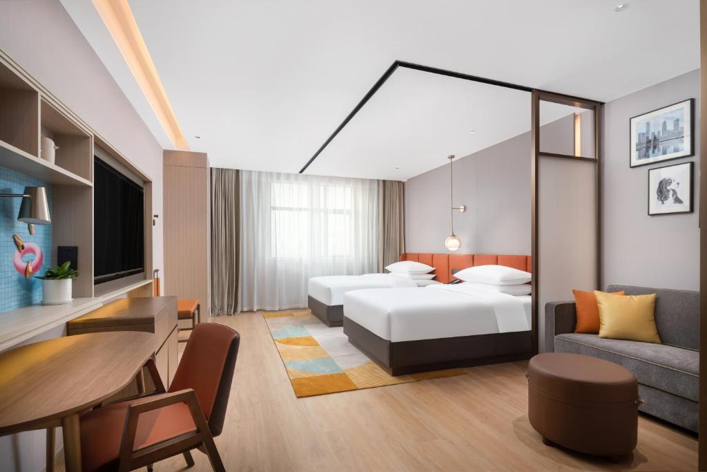 A bed or beds in a room at Home2 Suite by Hilton Dongguan Shijie