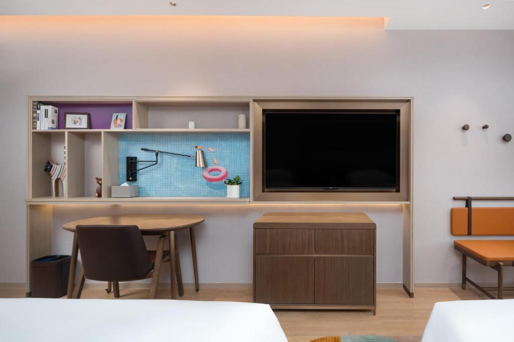 A television and/or entertainment centre at Home2 Suite by Hilton Dongguan Shijie