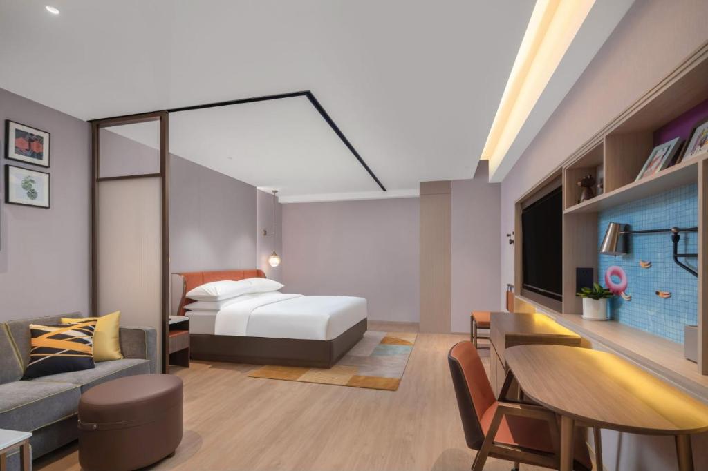 A bed or beds in a room at Home2 Suite by Hilton Dongguan Shijie