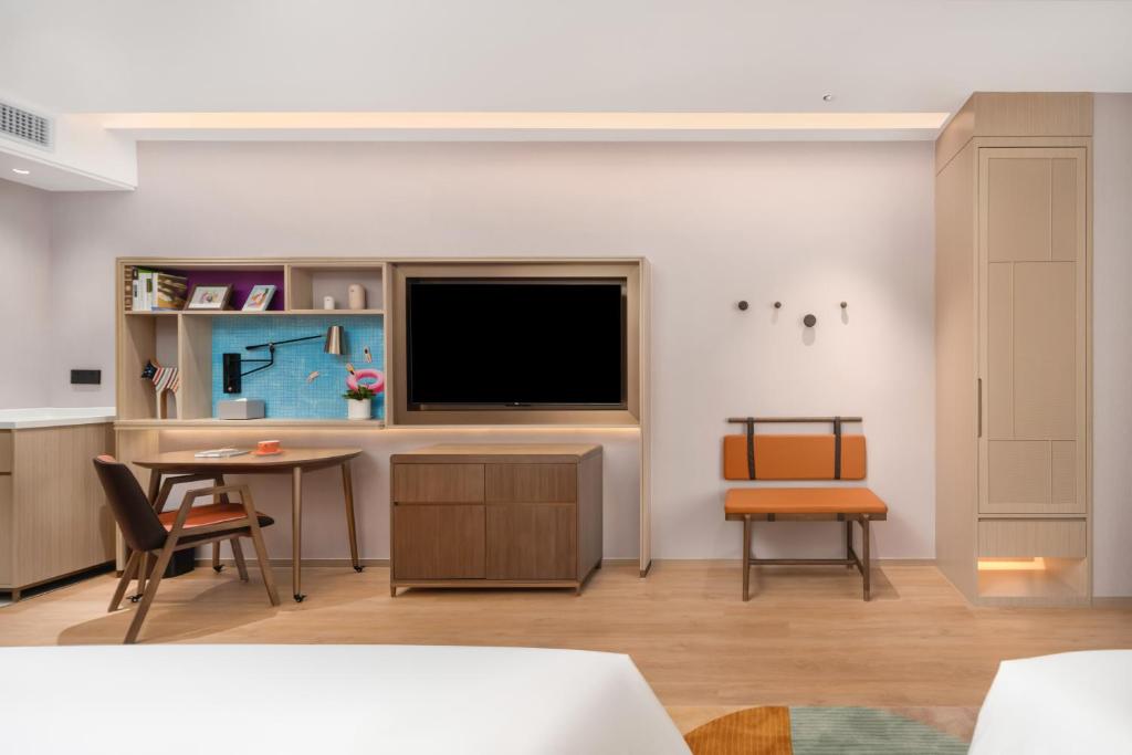 A television and/or entertainment centre at Home2 Suite by Hilton Dongguan Shijie