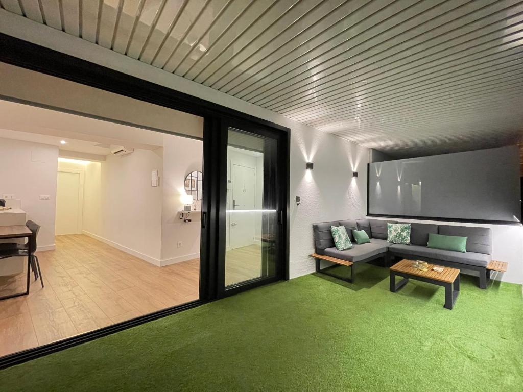 ein Wohnzimmer mit Couch und Flachbildfernseher in der Unterkunft C&G Ático Céntrico con Terraza in Ourense