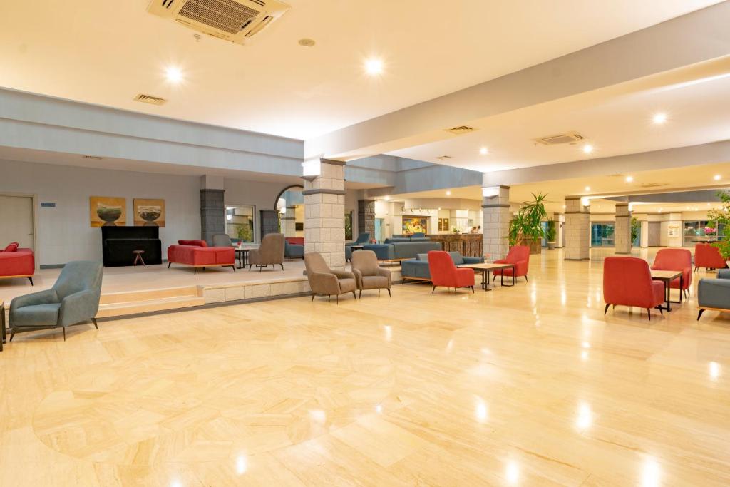 Un lugar para sentarse en Queen's Park Goynuk Hotel - All Inclusive