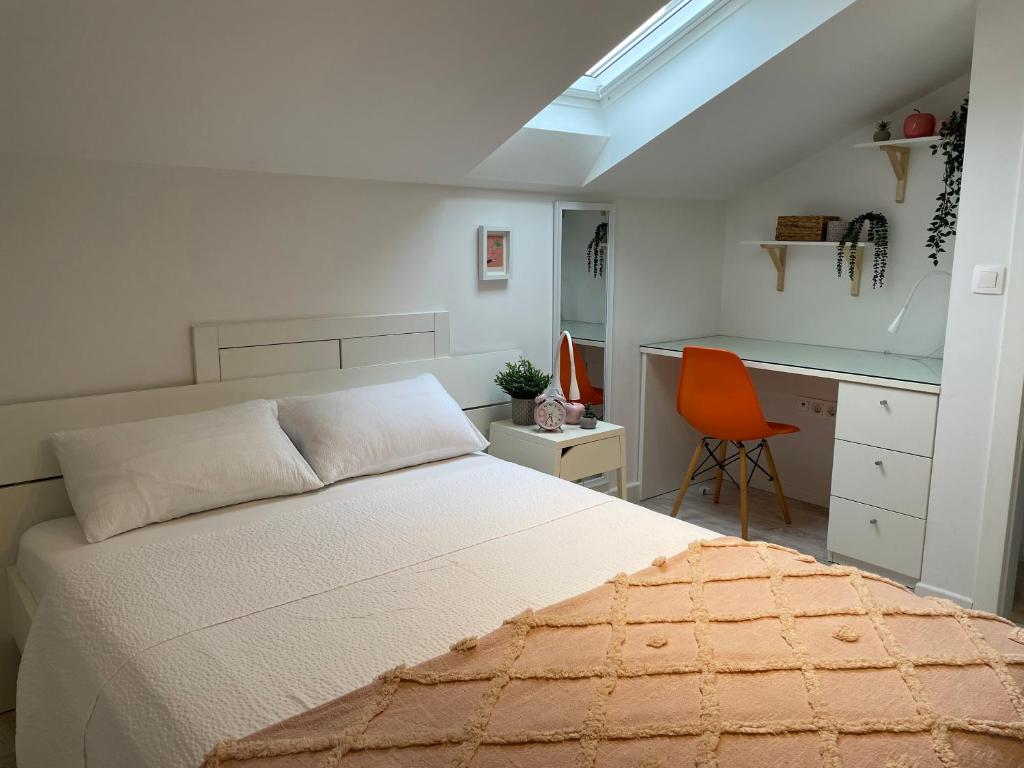 een slaapkamer met een bed, een bureau en een stoel bij Apartments Sunny Estate in Zaton