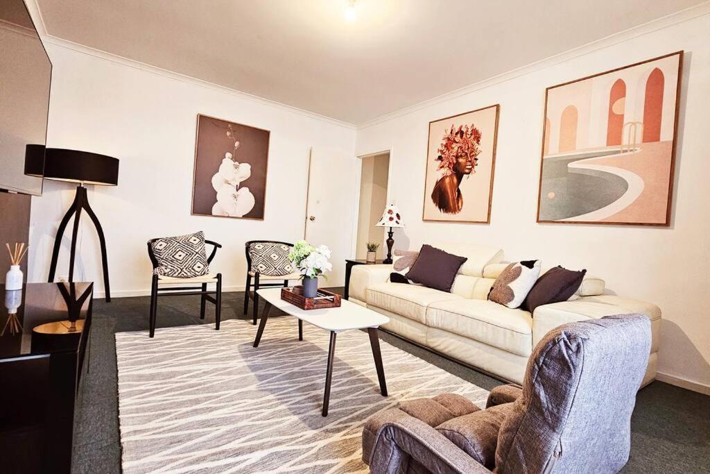 ein Wohnzimmer mit einem Sofa und einem Tisch in der Unterkunft 2 Bed Apartment York Street Sale in Sale