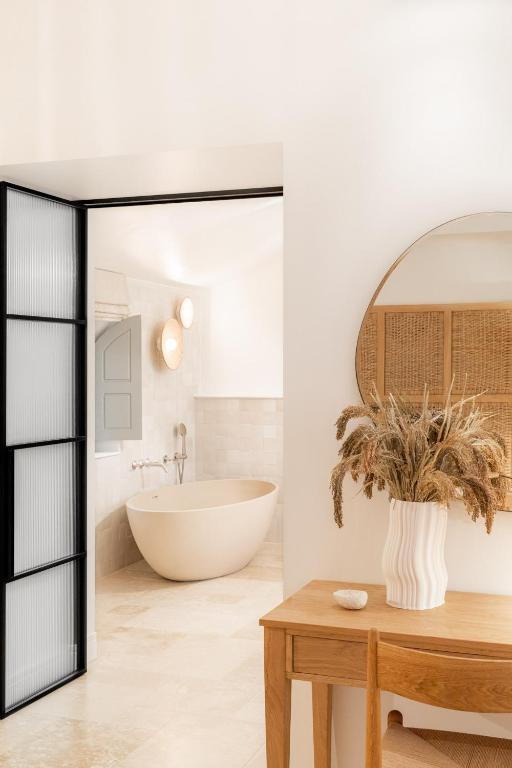 Koupelna v ubytování Le Couvent des Minimes, Un Hôtel & Spa L'Occitane en Provence