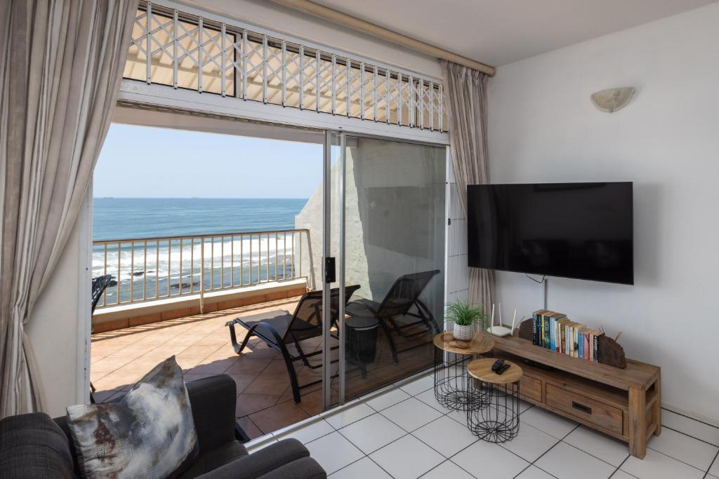 - un salon avec vue sur l'océan dans l'établissement 22 Bronze Bay - by Stay in Umhlanga, à Durban