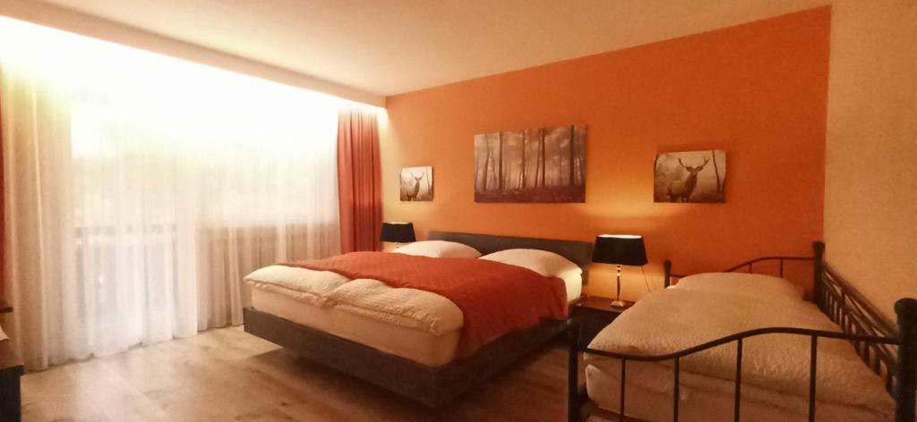 1 Schlafzimmer mit 2 Betten und einem Fenster in der Unterkunft Hotel Waldblick in Donaueschingen