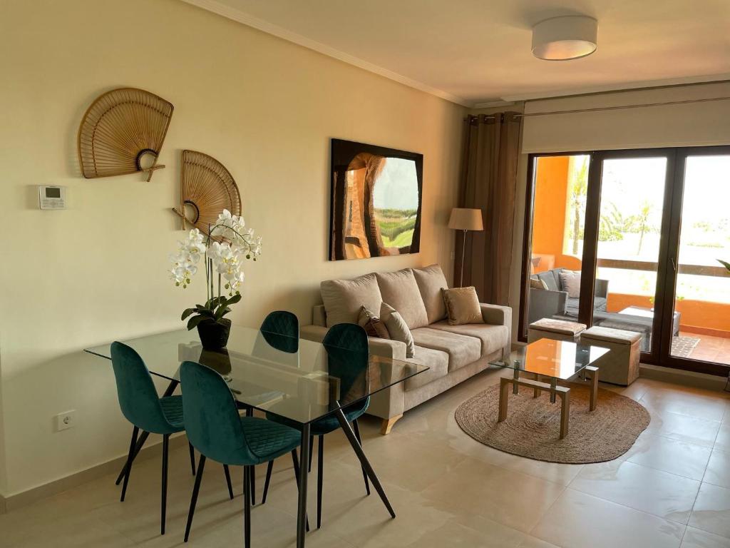 - un salon avec une table et un canapé dans l'établissement Sunbird Los Alcázares Golf, à Los Alcázares