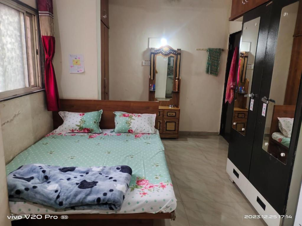 sypialnia z 2 łóżkami i lustrem w obiekcie Matoshree Nivas w mieście Lohogaon