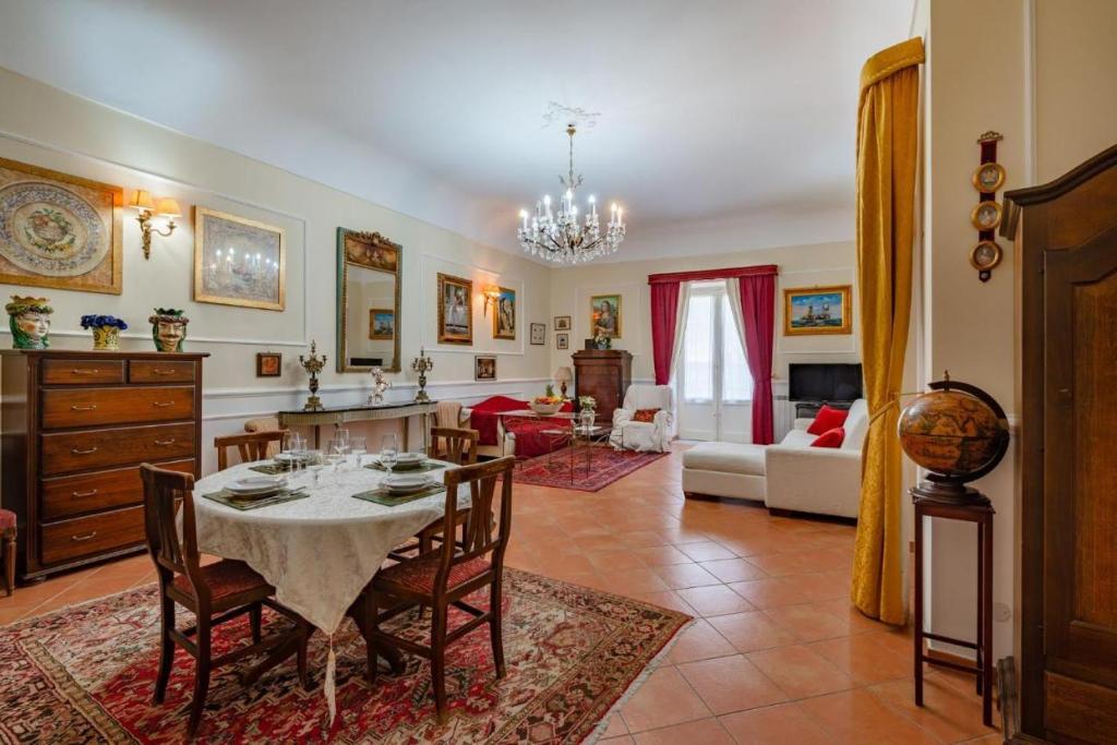 ein großes Wohnzimmer mit einem Tisch und Stühlen in der Unterkunft La casa di Dante in Palermo