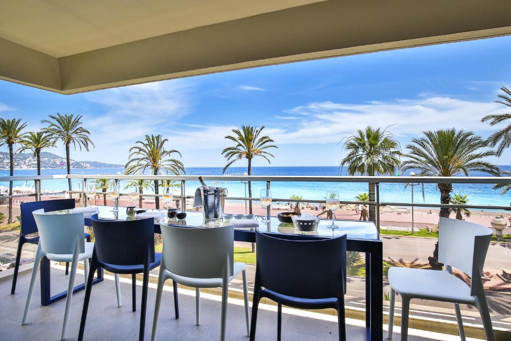 une salle à manger avec vue sur l'océan dans l'établissement Sublime Appartement Promenade des Anglais (1), à Nice