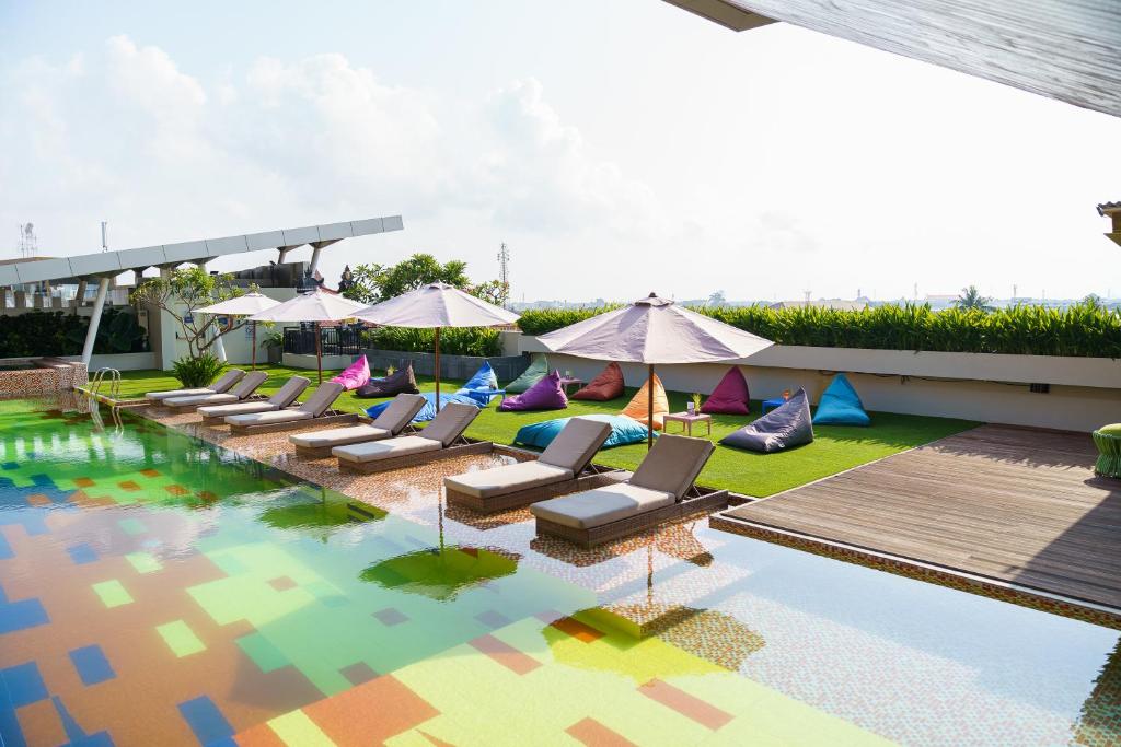 Bazén v ubytování Fairfield by Marriott Bali South Kuta nebo v jeho okolí