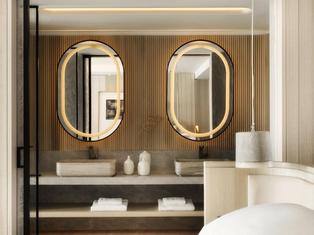 Postel nebo postele na pokoji v ubytování Deos Mykonos - A Myconian Collection Hotel