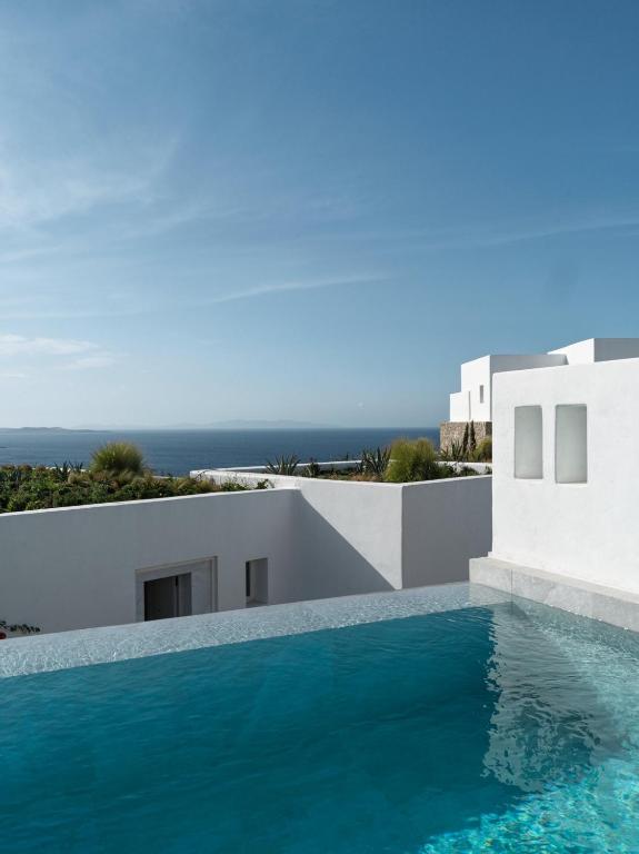 Bazén v ubytování Deos Mykonos - A Myconian Collection Hotel nebo v jeho okolí