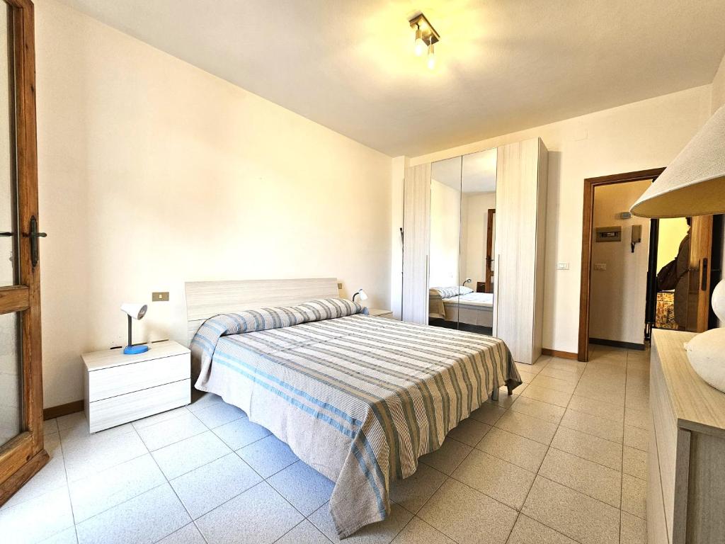 una grande camera da letto con un letto e un bagno di Matteo's Apartments Cecina Mare a Cecina