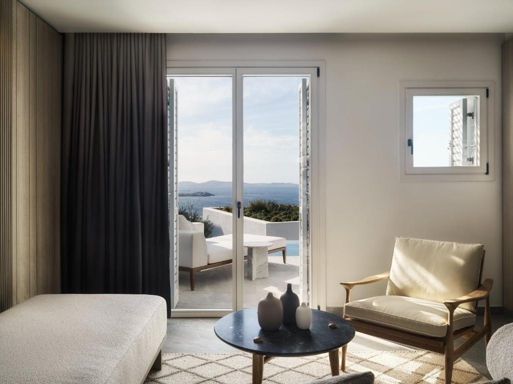 Postel nebo postele na pokoji v ubytování Deos Mykonos - A Myconian Collection Hotel