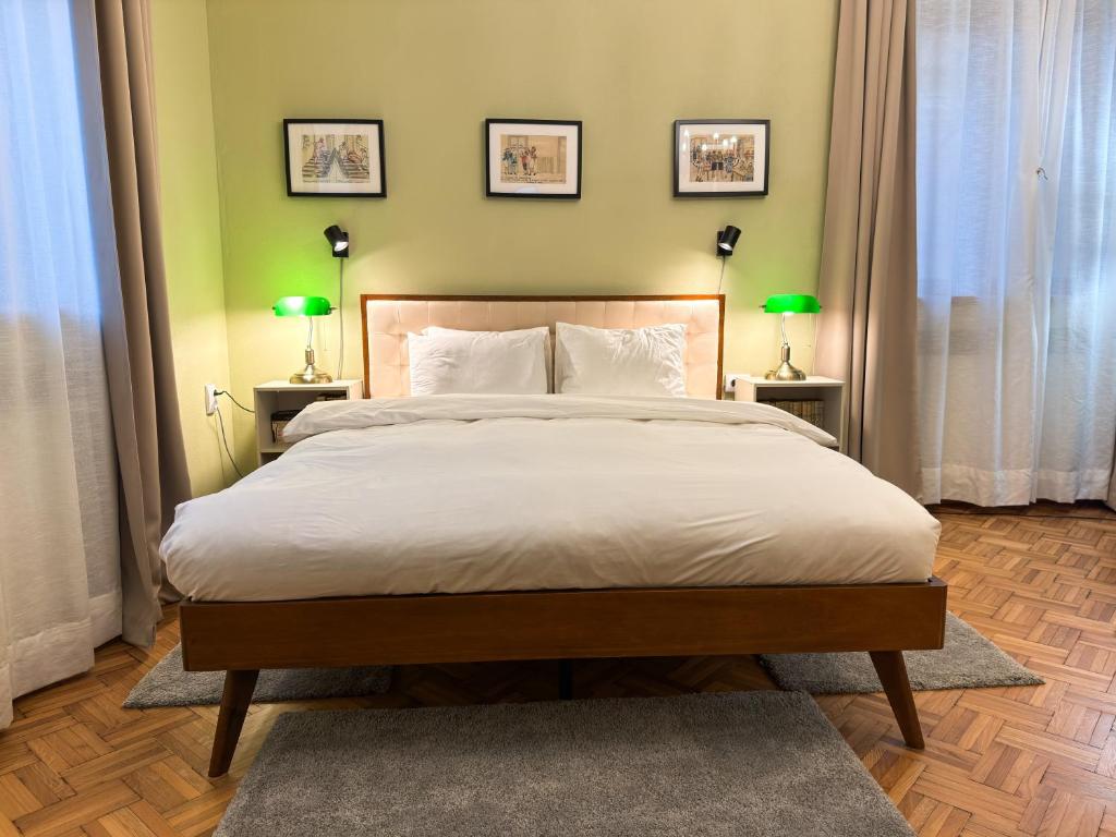 Un pat sau paturi într-o cameră la Kesletz House