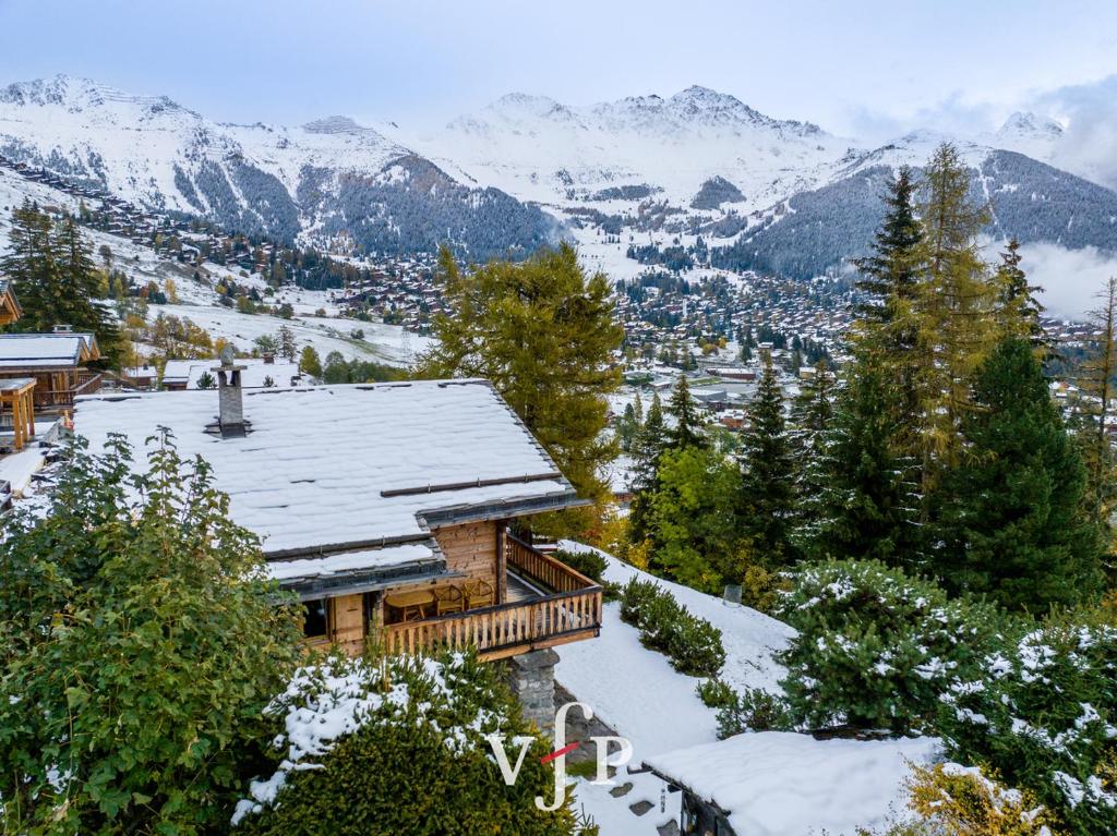 een blokhut in de bergen met sneeuw op het dak bij L'Alouvy Winter Dream Chalet for Family at Verbier in Verbier