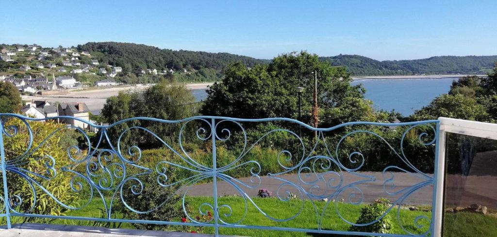 une clôture avec vue sur une étendue d'eau dans l'établissement La maison de tredrez, à Kerouguel