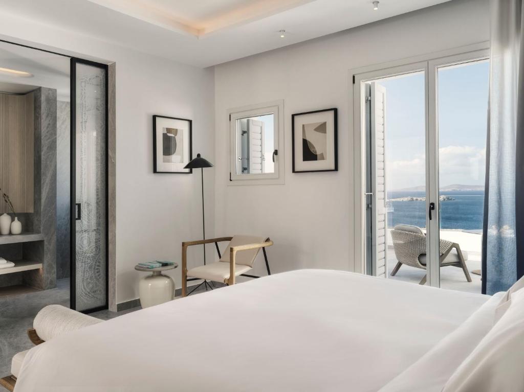 Postel nebo postele na pokoji v ubytování Deos Mykonos - A Myconian Collection Hotel