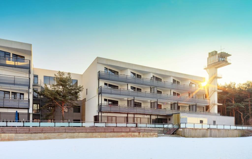 un edificio de apartamentos con una torre de control en la nieve en Pirita Sea View Apartments One bedroom en Tallin