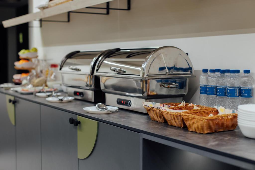 un mostrador en una cocina con cestas de comida en Select Hotel, en Leópolis