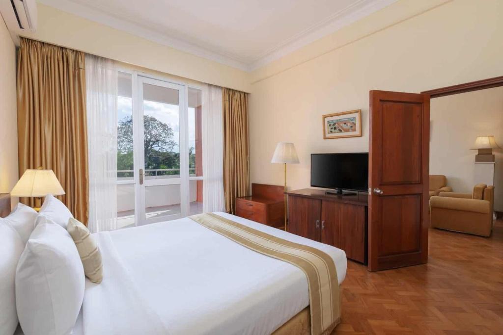 TV a/nebo společenská místnost v ubytování Inya Lake Hotel Yangon