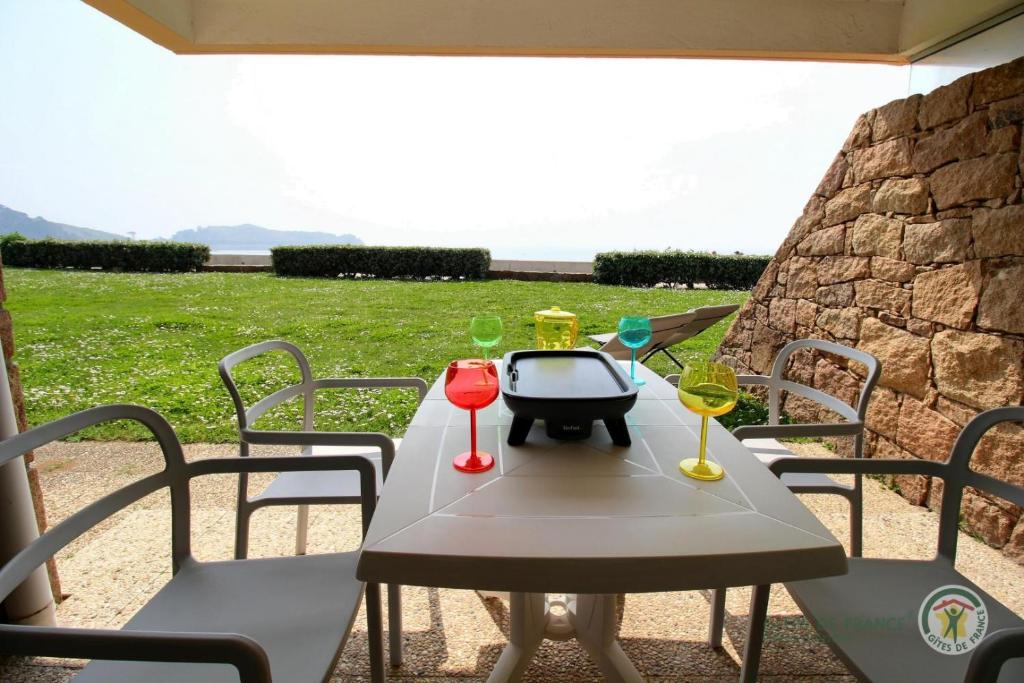 a table with two wine glasses on top of it at La plage in Trébeurden