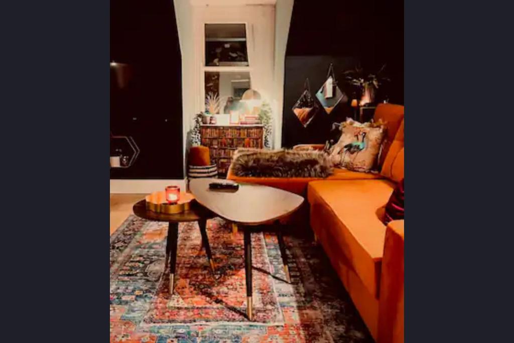 ein Wohnzimmer mit einem Sofa und einem Couchtisch in der Unterkunft The Maple Retreat - Hampstead in London