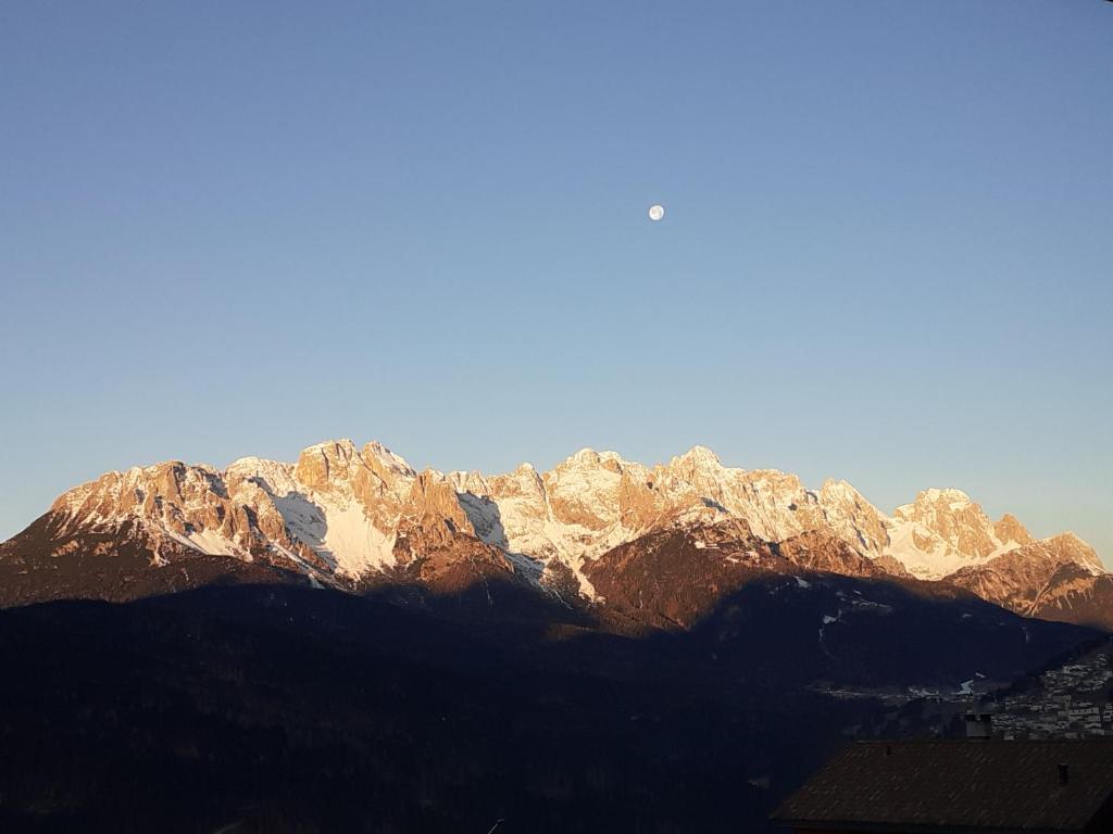 O vedere generală la munți sau o vedere la munte luată de la acest B&B