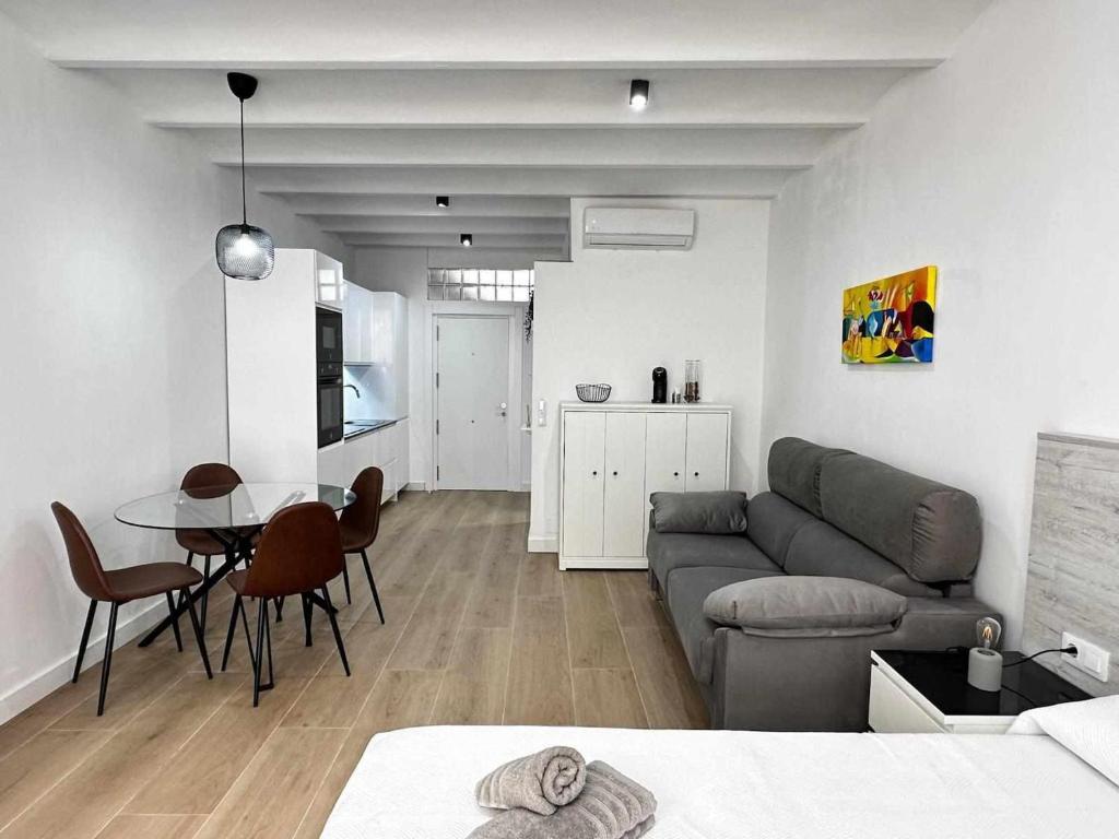 sala de estar con sofá y mesa en A H Rentals Picasso apartamento en Vinarós