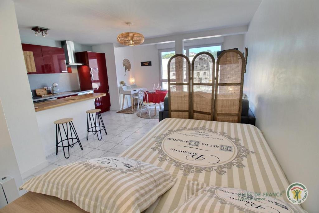Il comprend une cuisine et un salon avec une table. dans l'établissement Studio du phare, à Perros-Guirec