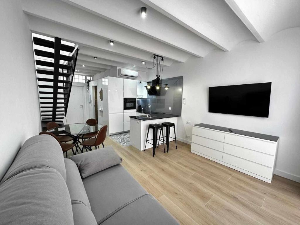 Televisyen dan/atau pusat hiburan di A H Rentals Van Gogh apartamento