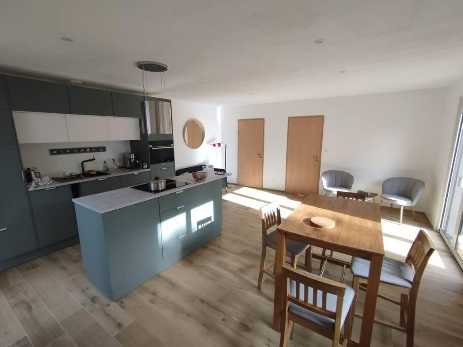 une cuisine et une salle à manger avec une table et des chaises dans l'établissement Maison Le Phare, 4 personnes, à La Tranche-sur-Mer