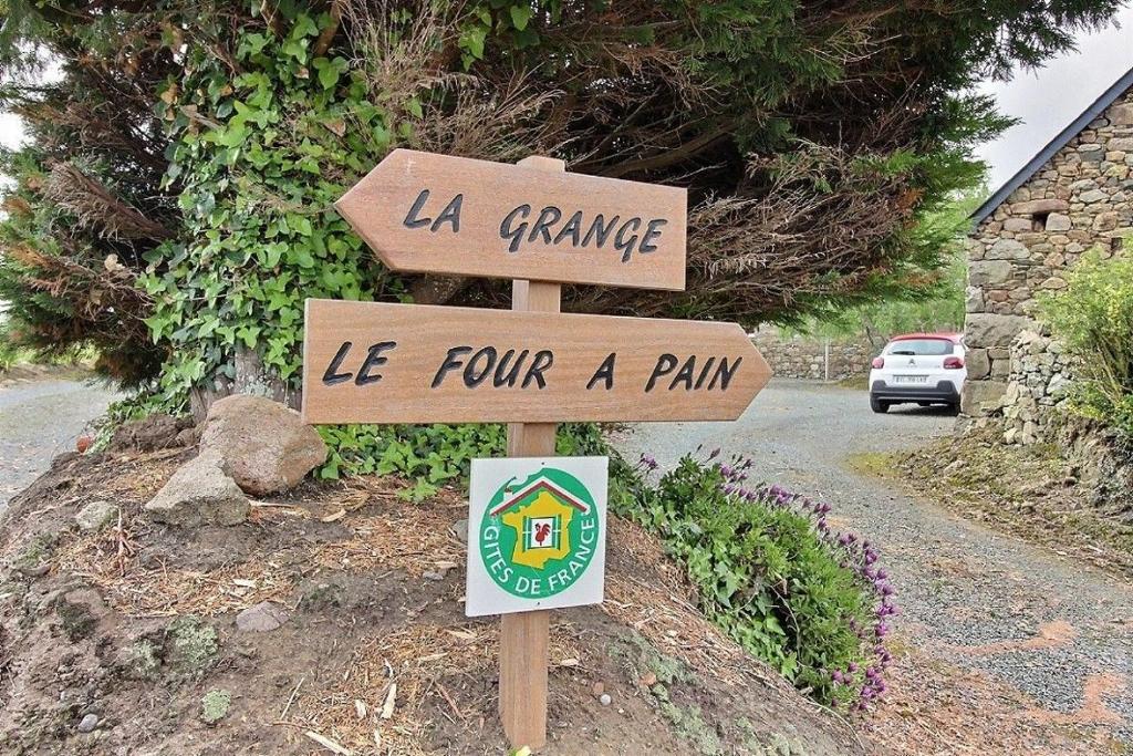 a sign that says la gancele le four a plank at Le four a pain in Pleubian