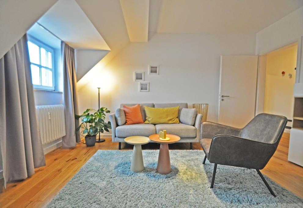 ein Wohnzimmer mit einem Sofa und einem Tisch in der Unterkunft Design-Highlight: Stilvolles Altstadt-Apartment! in Wittlich